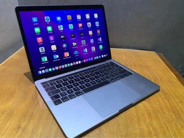 macbook-pro-fin-2016-avec-touch-bar-big-0
